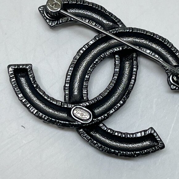 Chanel CC Logo Letter Brooch Metal with Enamel (B&W) - Picture 5 of 6